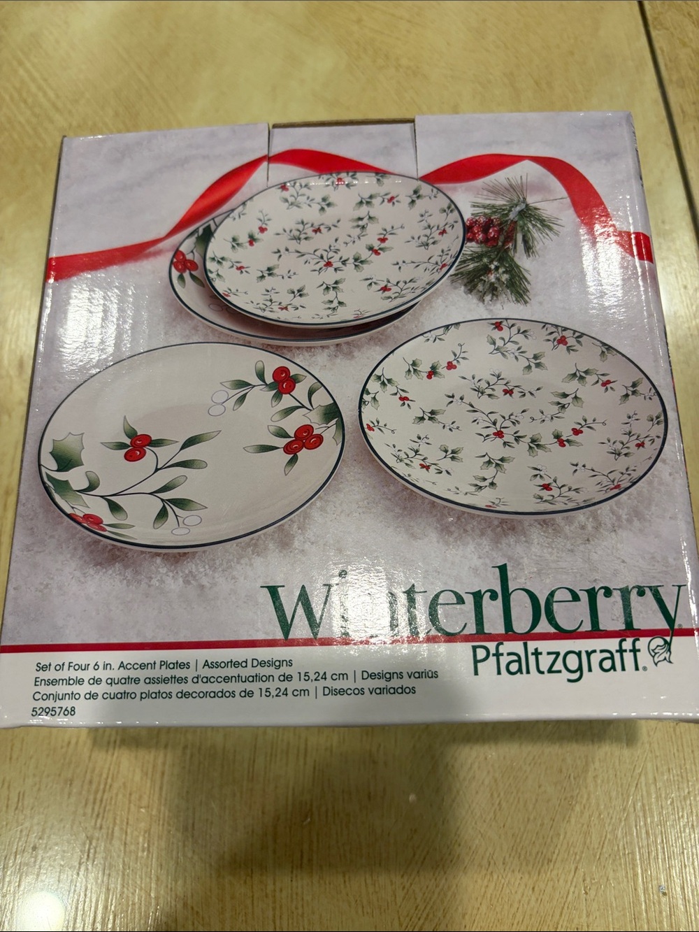 Pfaltzgraff Winterberry set of 4 six inch Plates in White with Red & Green